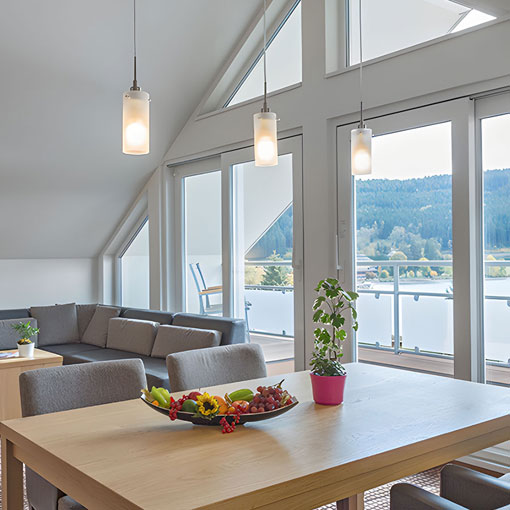 Modern eingerichtetes Hotelzimmer mit gemütlichem Bett.