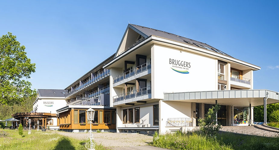 Außenansicht des Hotels im Sommer.