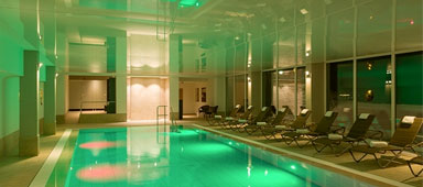 Moderner Pool mit Liegen und stilvoller Architektur