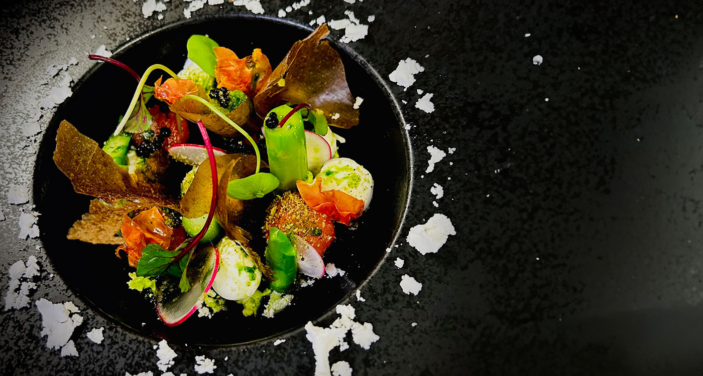 Elegant angerichtetes Gourmetgericht auf weißem Teller 