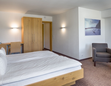 Hotelparkzimmer mit Blick auf das große Bett.