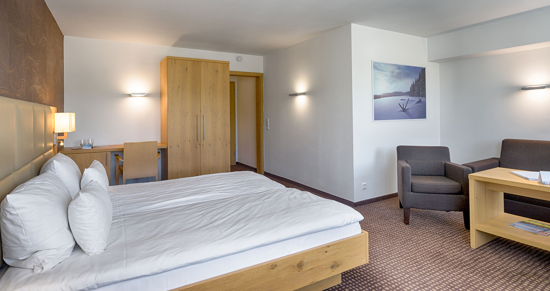 Hotelparkzimmer mit Blick auf das große Bett.