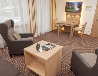 Sitzecke mit Sicht auf den Fernseher