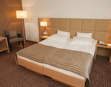 Das große Doppelbett in der Juniorsuite