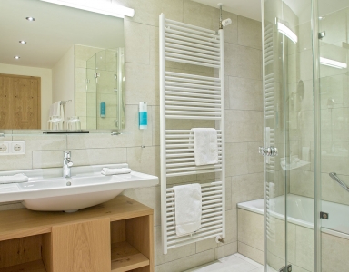 Badezimmer mit Duschwanne