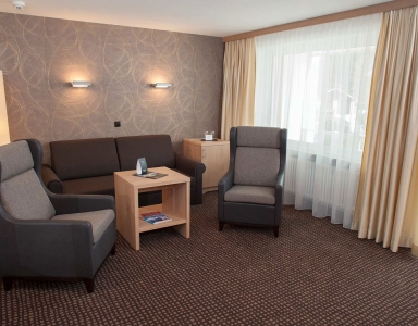 Sitzecke mit 2 großen Sesseln in der Juniorsuite