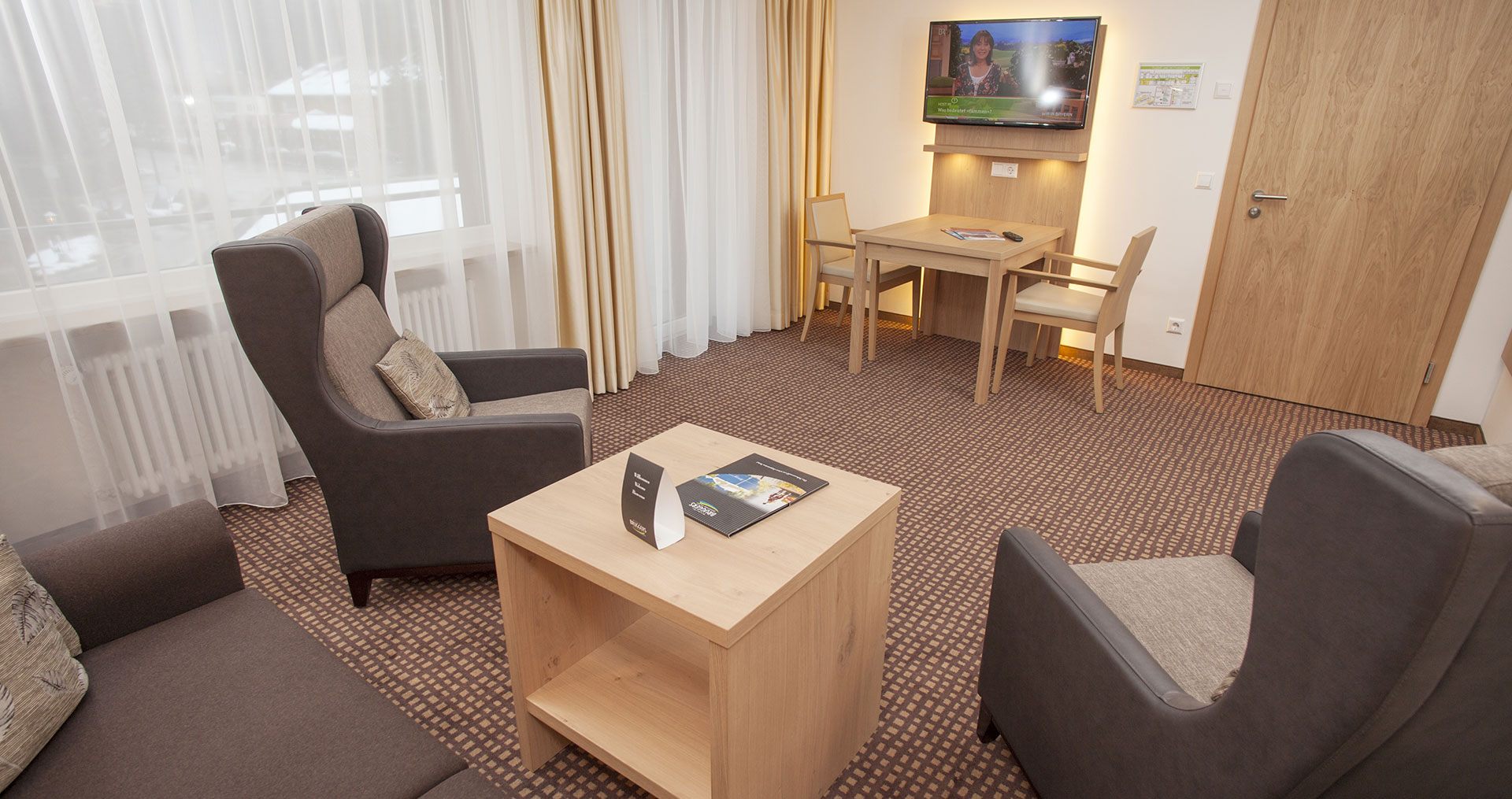 Sitzecke mit Sicht auf den Fernseher