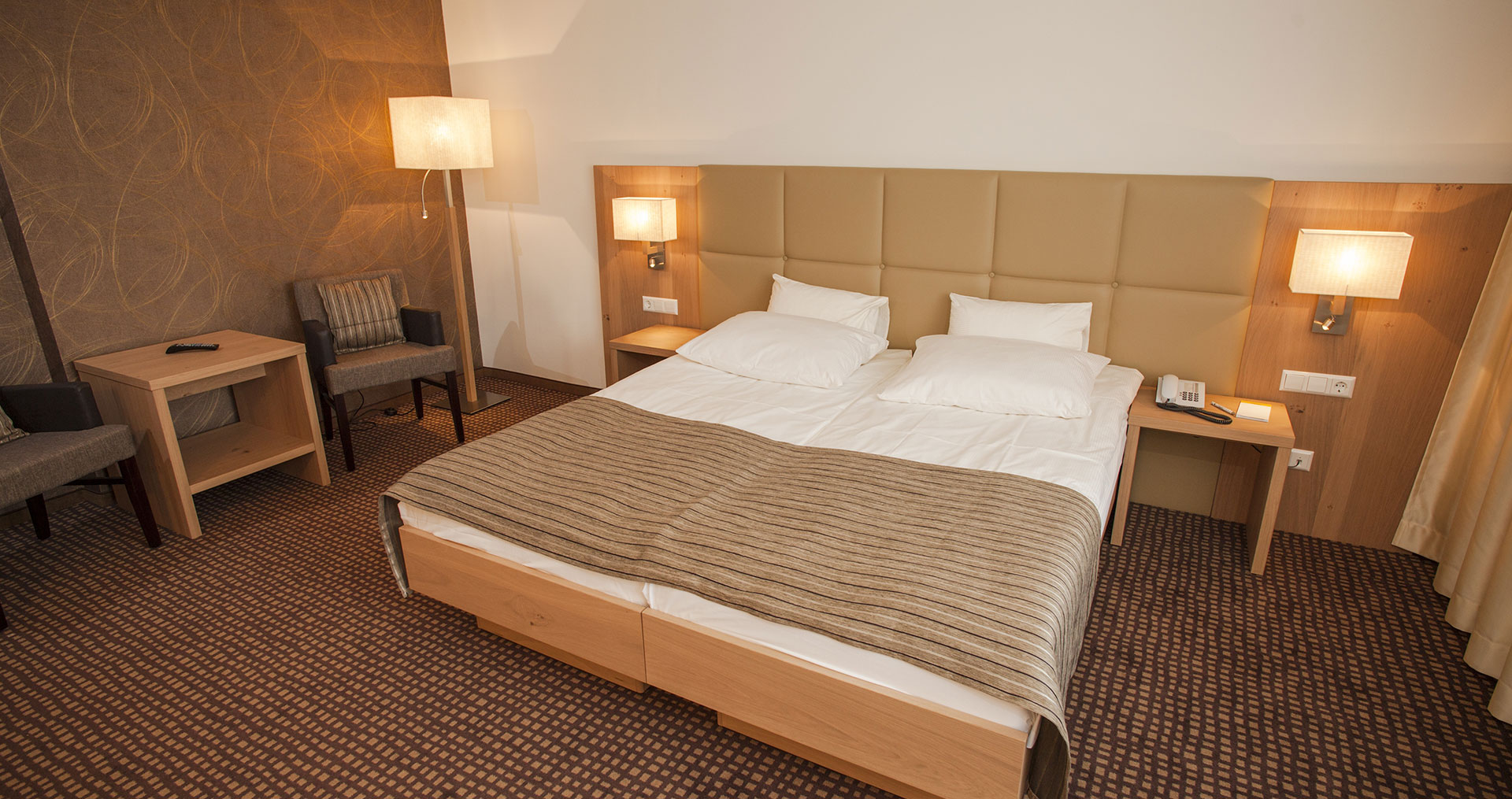 Das große Doppelbett in der Juniorsuite