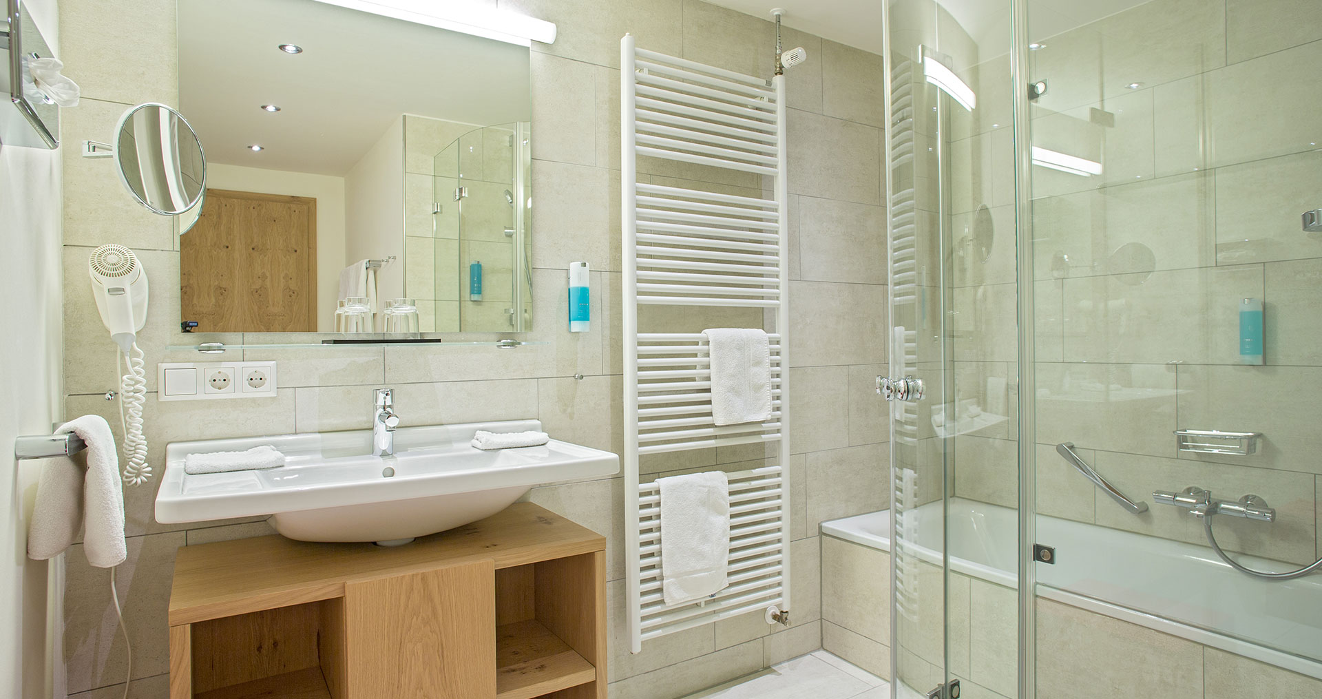 Badezimmer mit Duschwanne