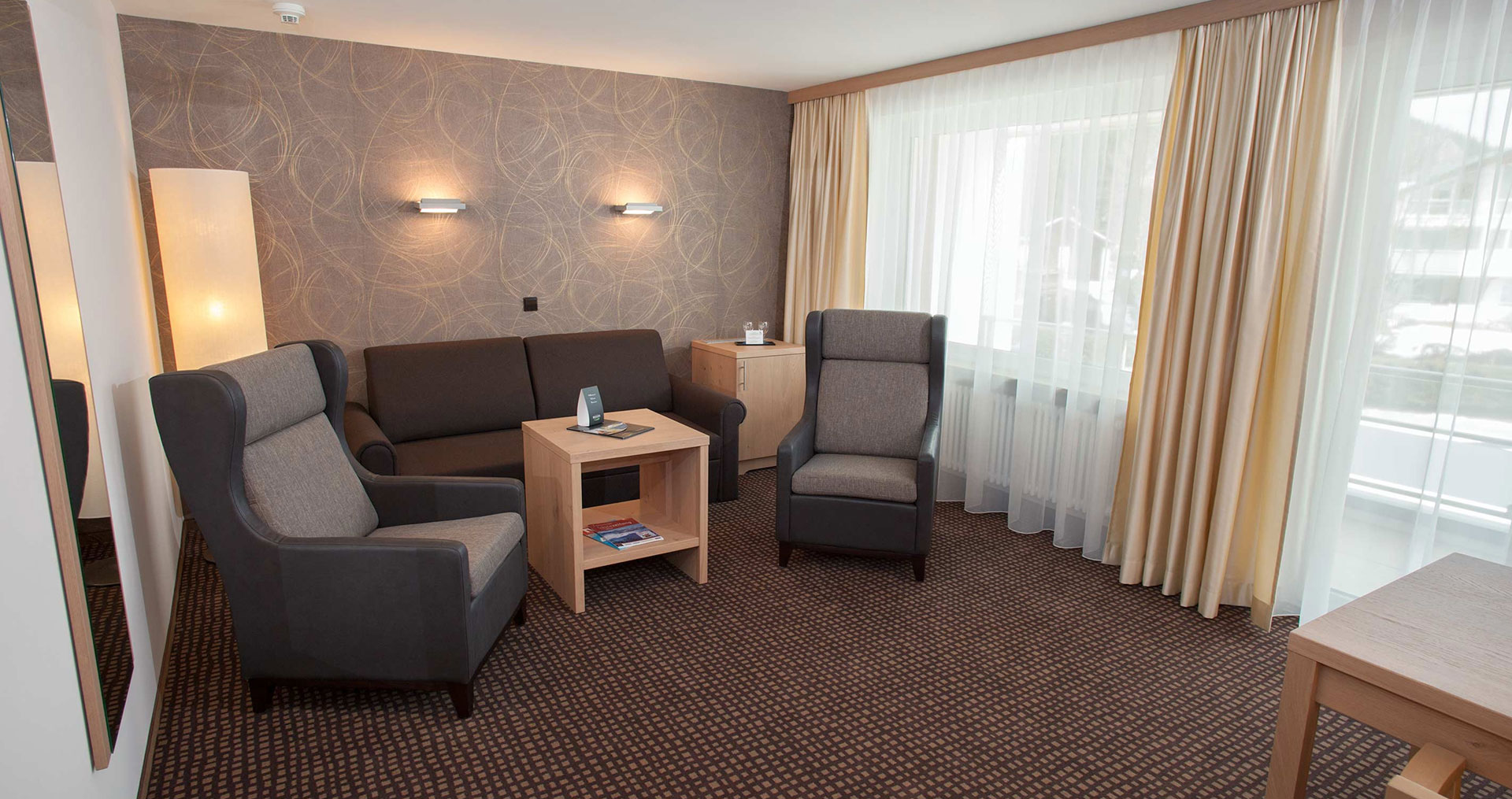 Sitzecke mit 2 großen Sesseln in der Juniorsuite