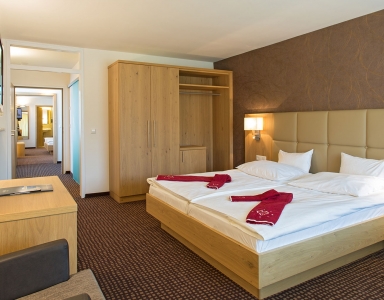 Blick auf ein großes Doppelbett