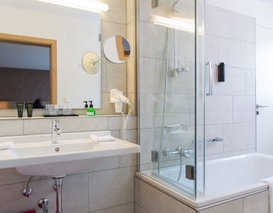 Badezimmer mit Duschwanne