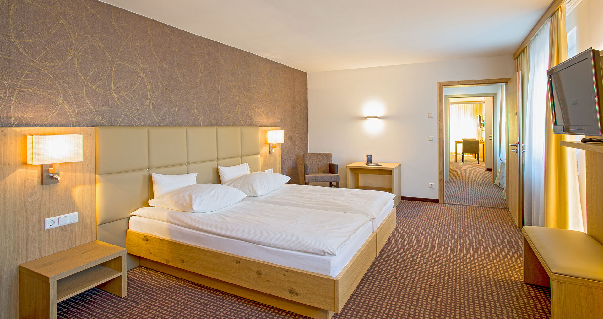 Das zweite Zimmer mit einem großen Doppelbett