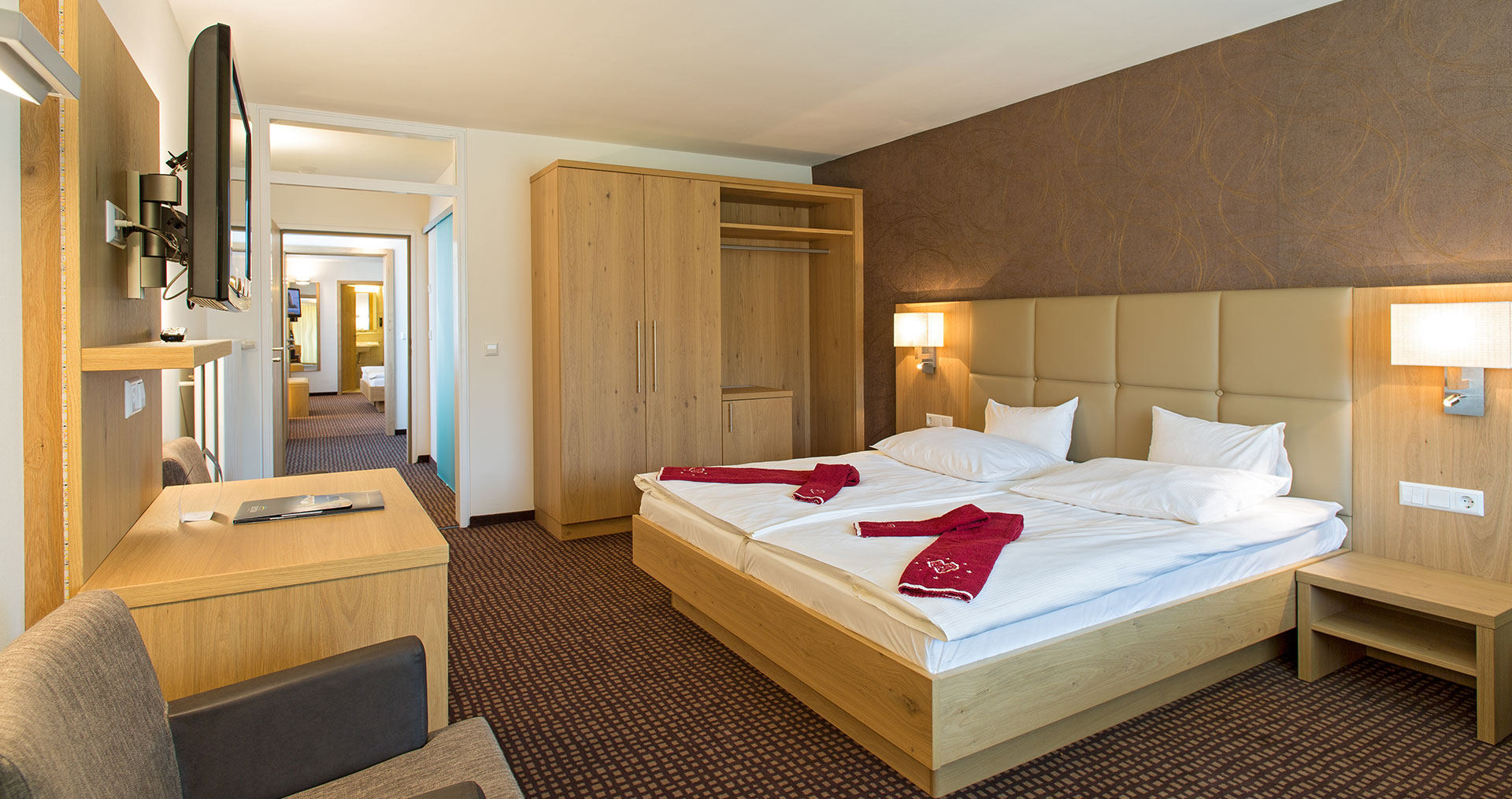 Blick auf ein großes Doppelbett