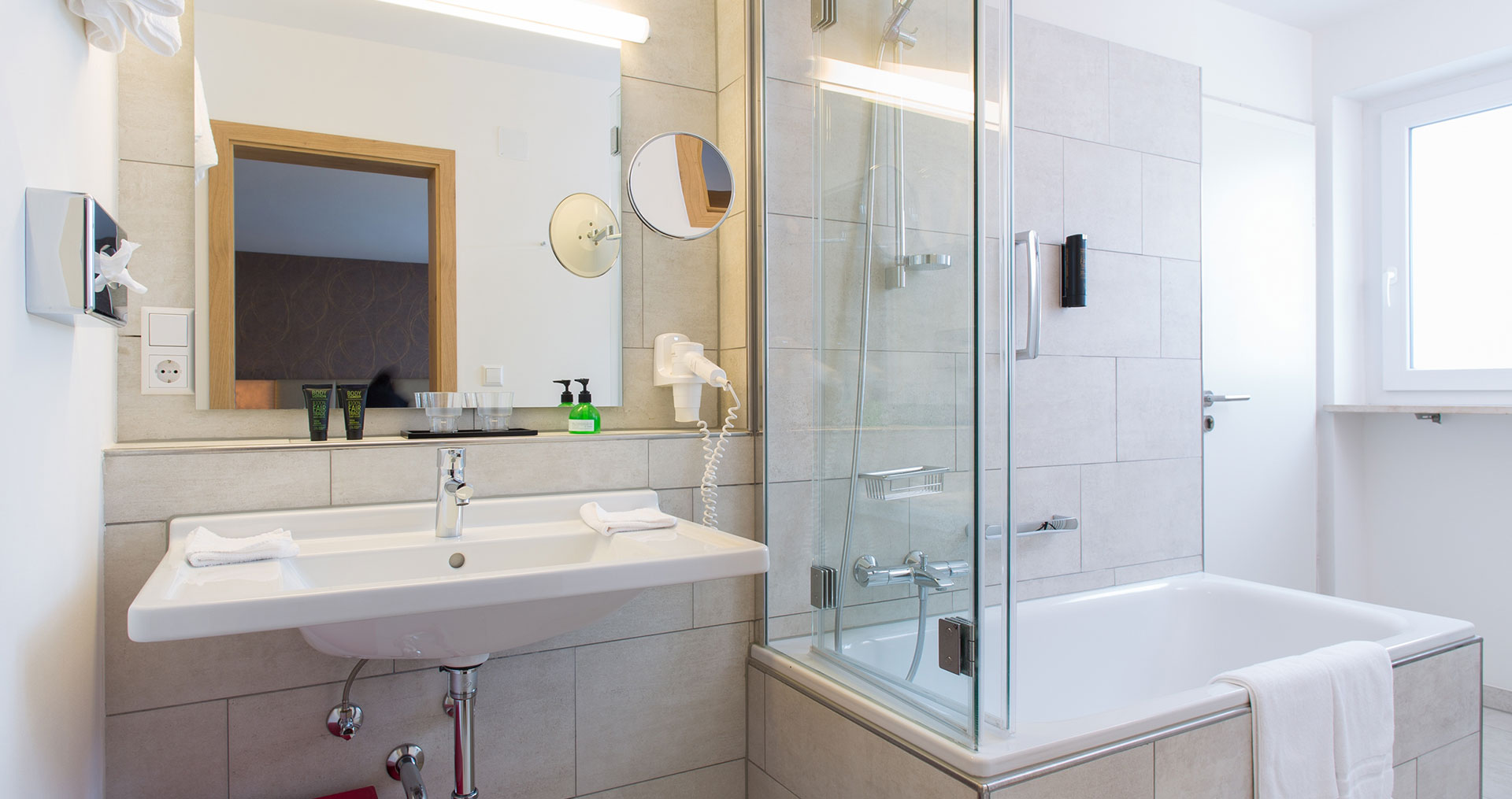 Badezimmer mit Duschwanne