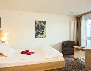 Ein anderes Zimmer mit großen Doppelbett