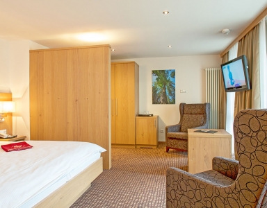 Blick vom Bett auf den Fernseher