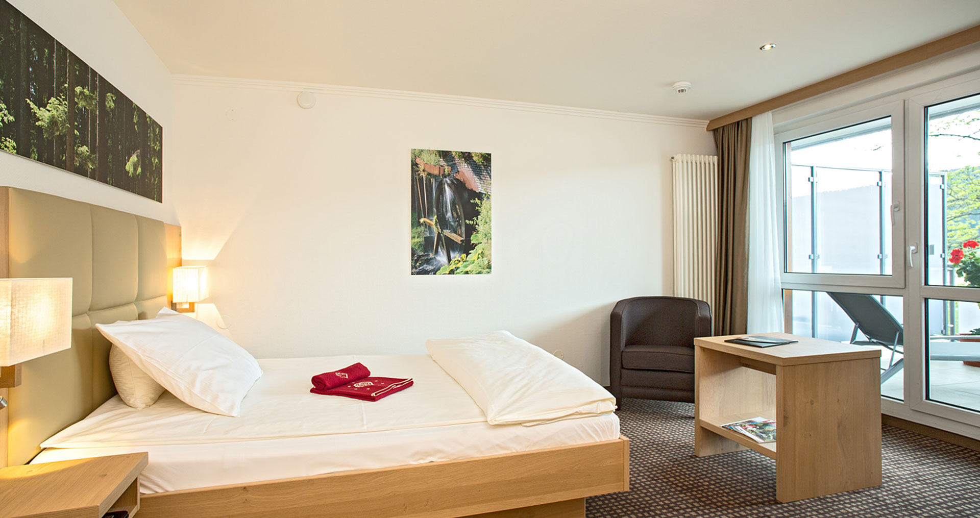 Ein anderes Zimmer mit großen Doppelbett