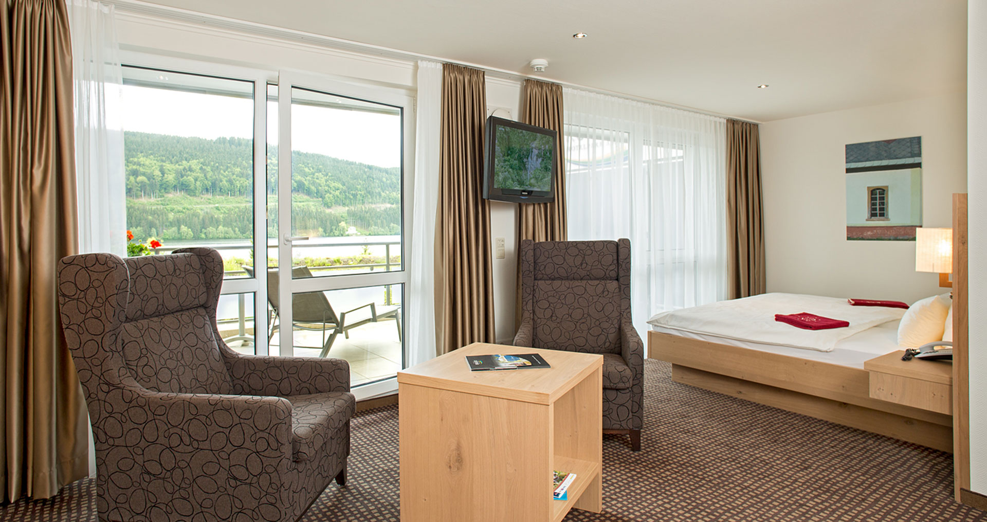 Blick auf die Terrasse die vom Zimmer abführt