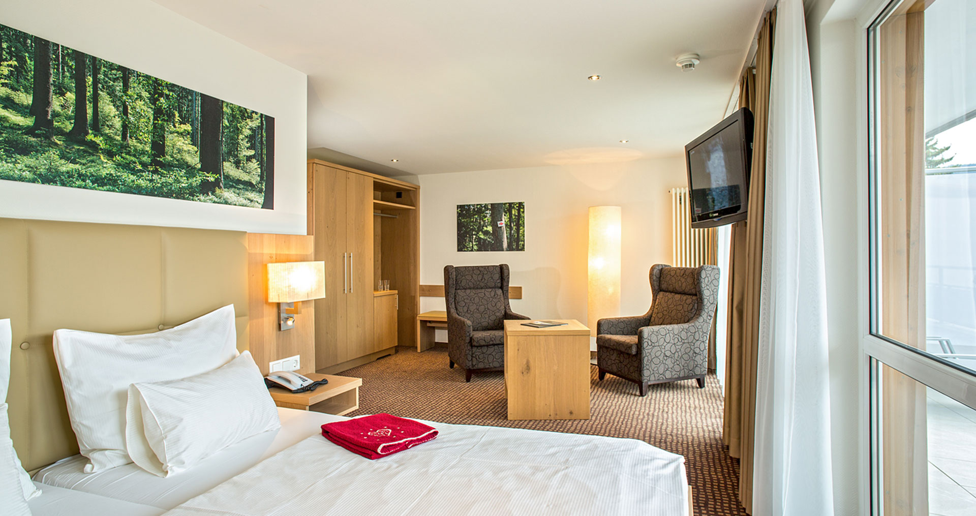 Das Zimmer mit großen Bett und 2 großen Sesseln