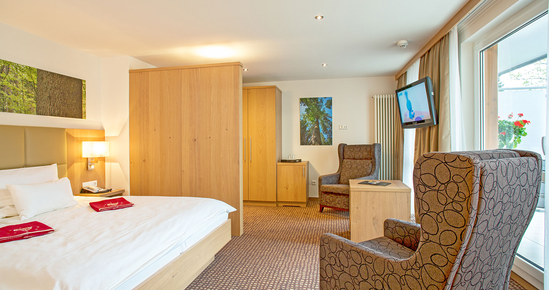 Blick vom Bett auf den Fernseher