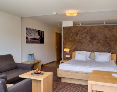 Ein weiteres Zimmer mit Doppelbett und Sitzecke