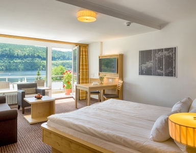 Ein Raum mit Blick auf die Terrasse und Doppelbett