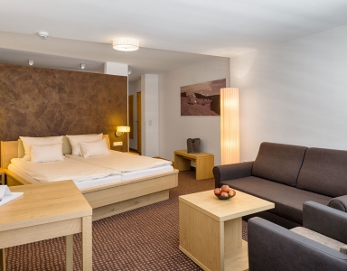 Ein weiteres Zimmer mit großen Doppelbett