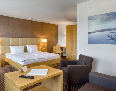 Blick von der Sitzecke auf das Doppelbett