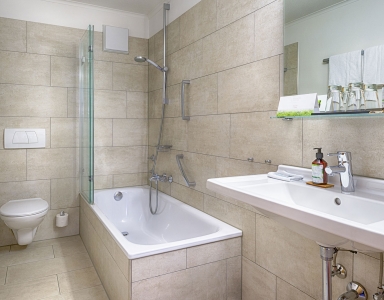 Badezimmer, Blick auf die Badewanne