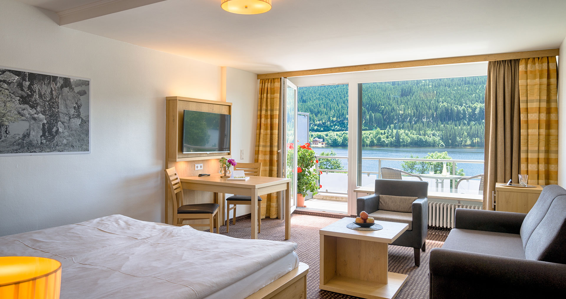 Ein weiteres Zimmer mit Blick auf Terasse und den Fernsteher