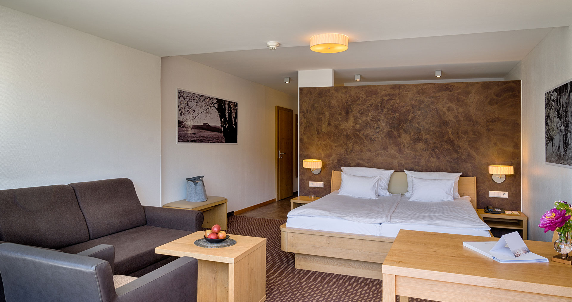 Ein weiteres Zimmer mit Doppelbett und Sitzecke