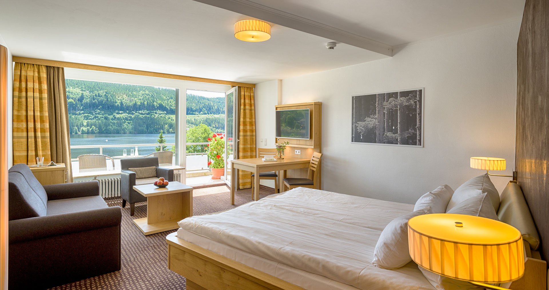 Ein Raum mit Blick auf die Terrasse und Doppelbett