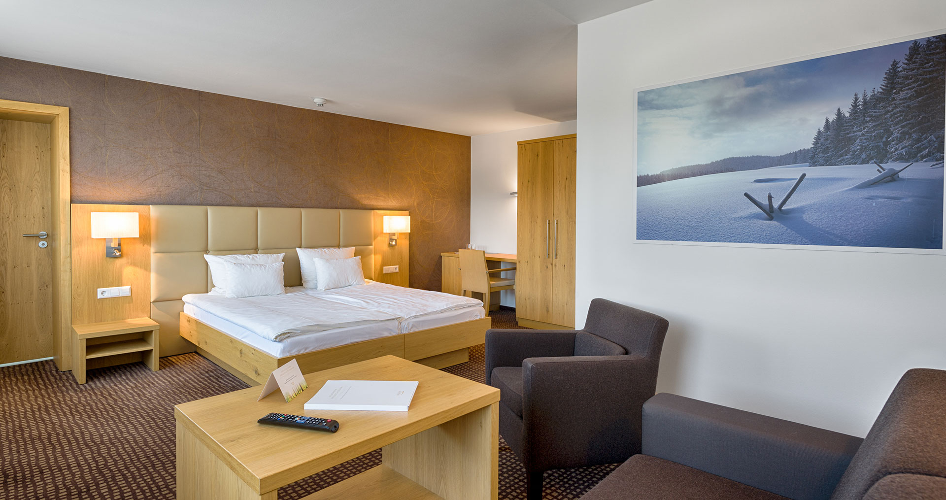 Blick von der Sitzecke auf das Doppelbett