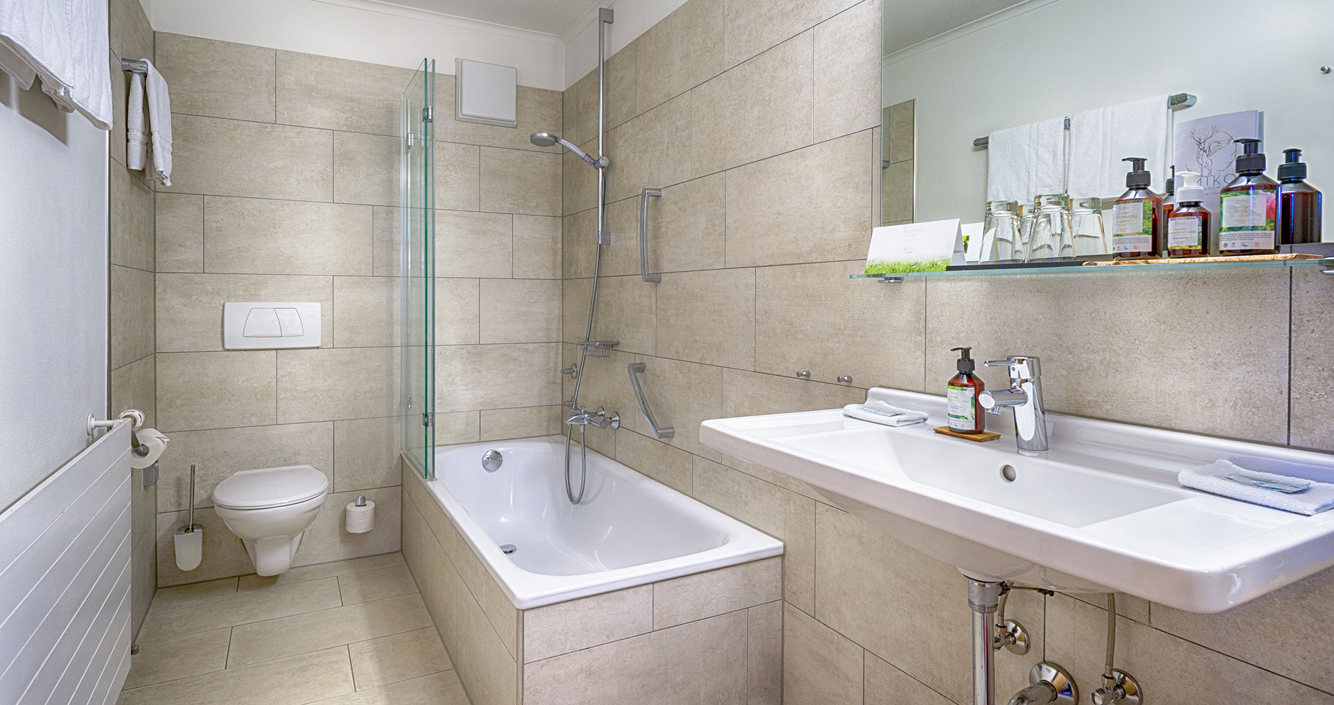 Badezimmer, Blick auf die Badewanne