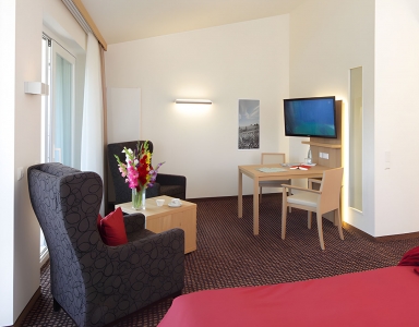 Blick auf die Sitzecke mit Fernseher