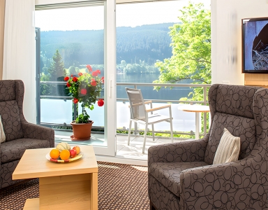 Blick auf die Sitzecke vor der Terassentür