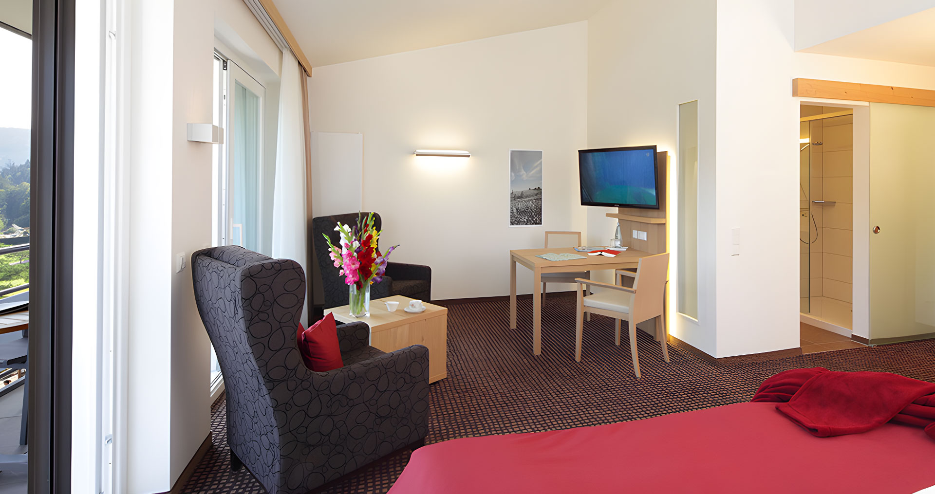 Blick auf die Sitzecke mit Fernseher