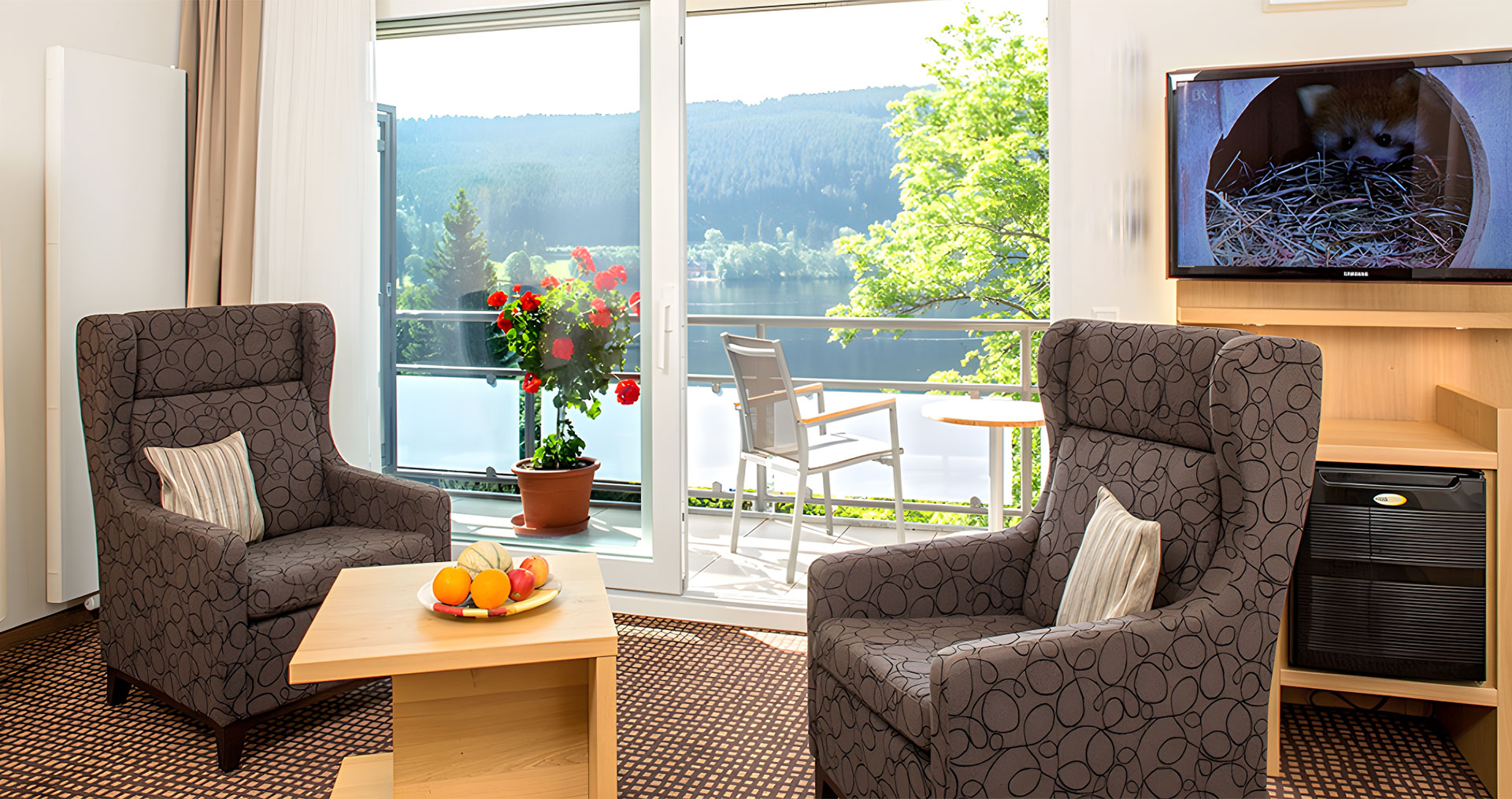 Blick auf die Sitzecke vor der Terassentür