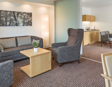 Gemütliche Sitzecke mit dahinter liegender Kochnische