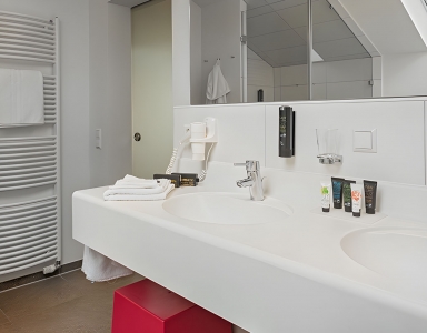 Großes Badezimmer mit doppelten Waschbecken