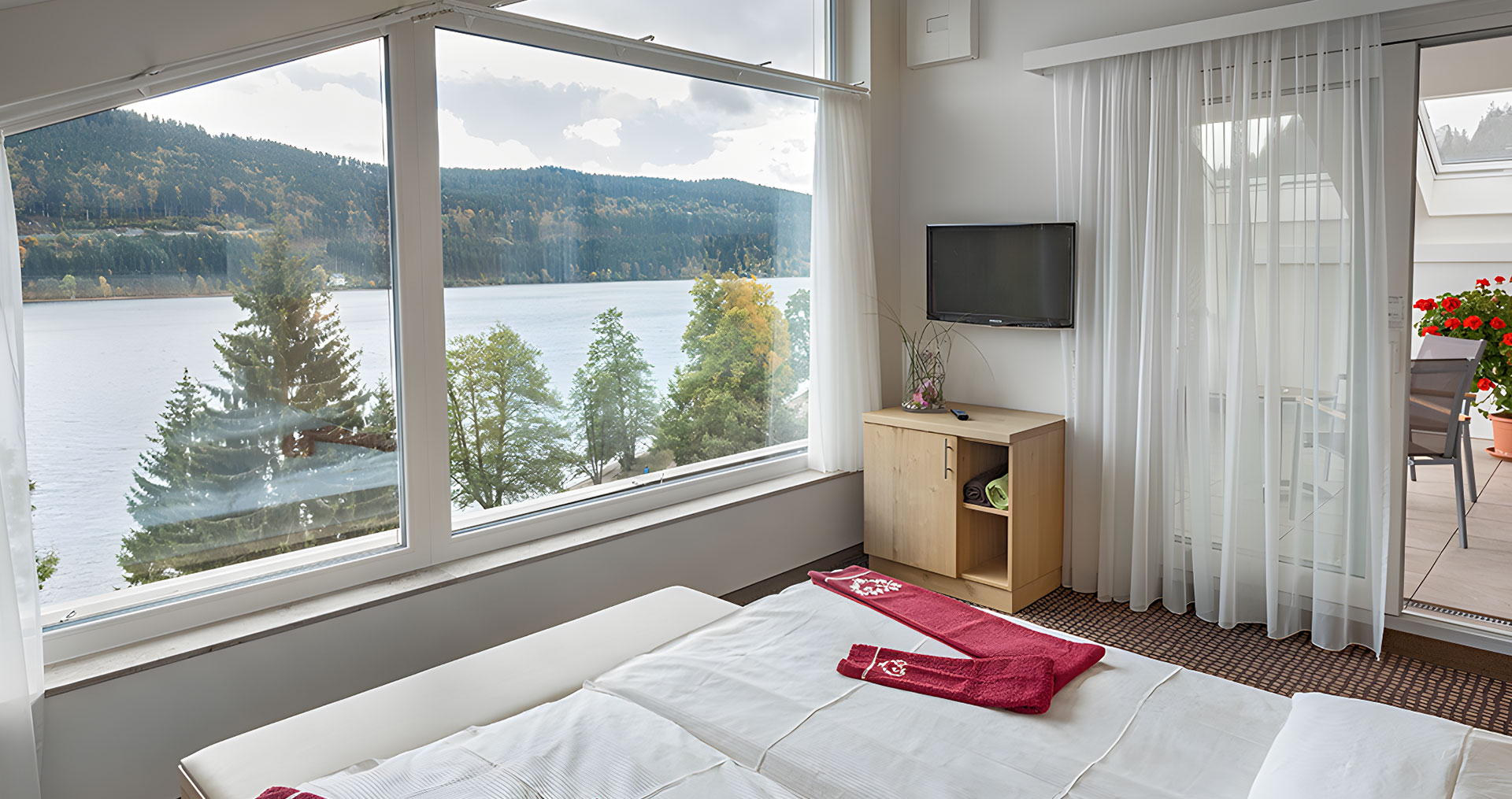 Blick vom Bett auf den See