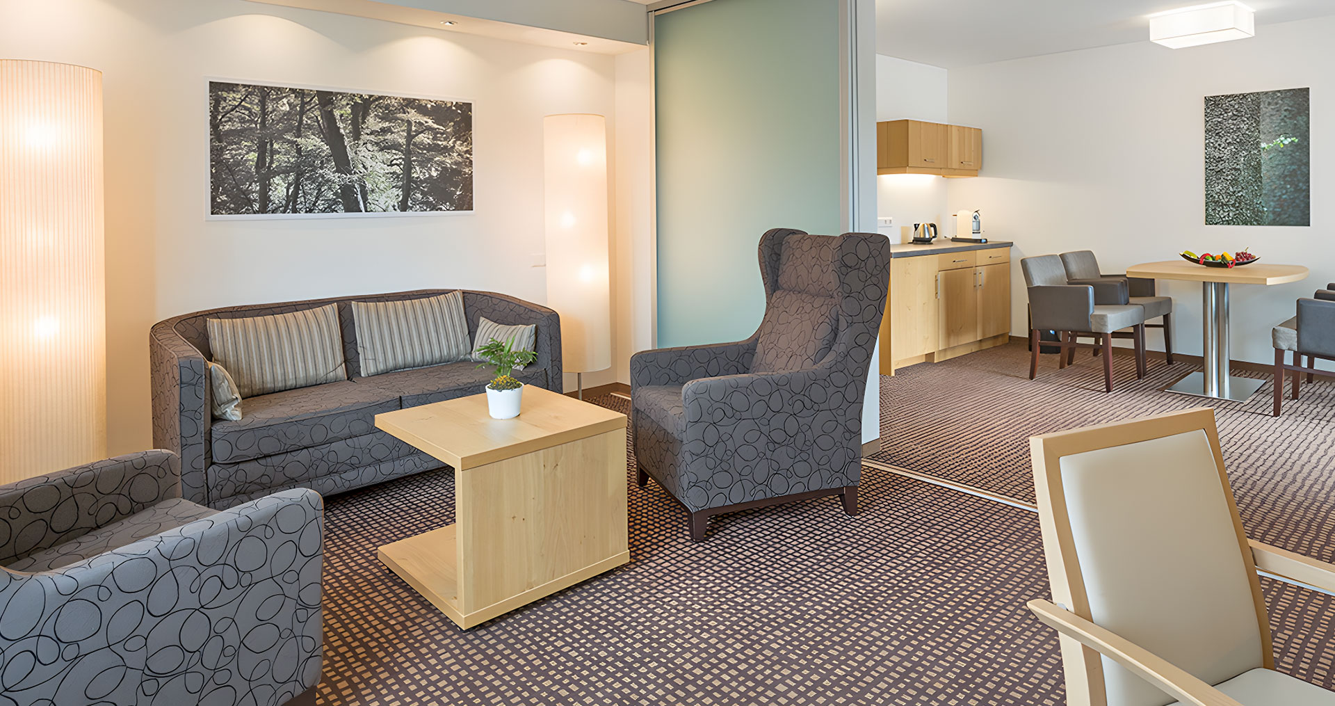 Gemütliche Sitzecke mit dahinter liegender Kochnische