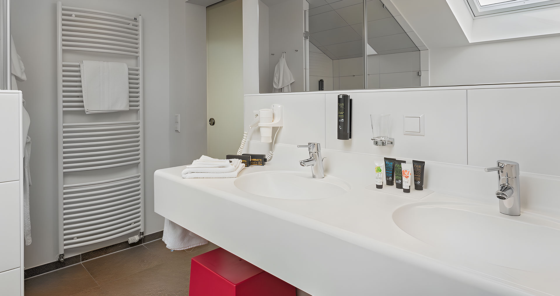 Großes Badezimmer mit doppelten Waschbecken