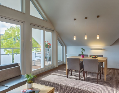 Sitzecke und Esszimmer vor großen Panoramafenster