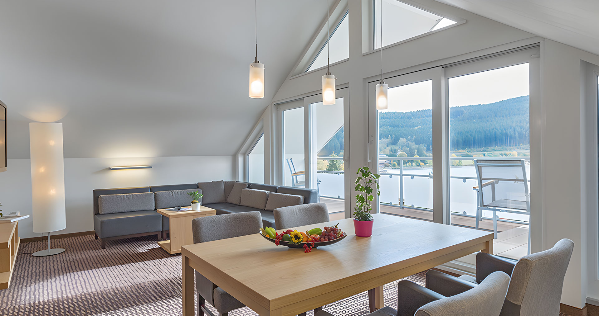 Das Panorama zeigt einen ungehinderten Blick auf den See