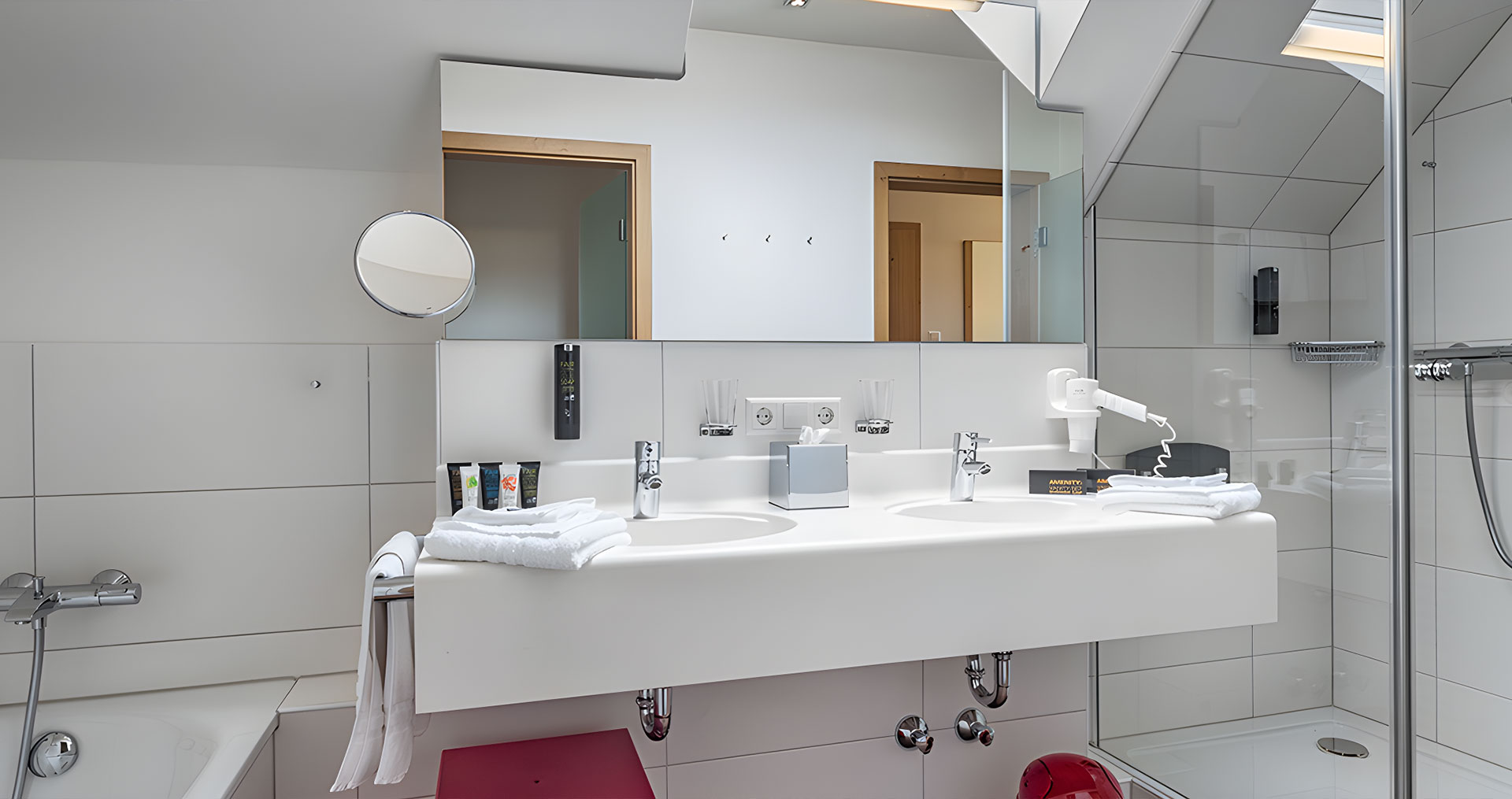 Badezimmer mit Badewanne, Dusche und doppelten Waschbecken