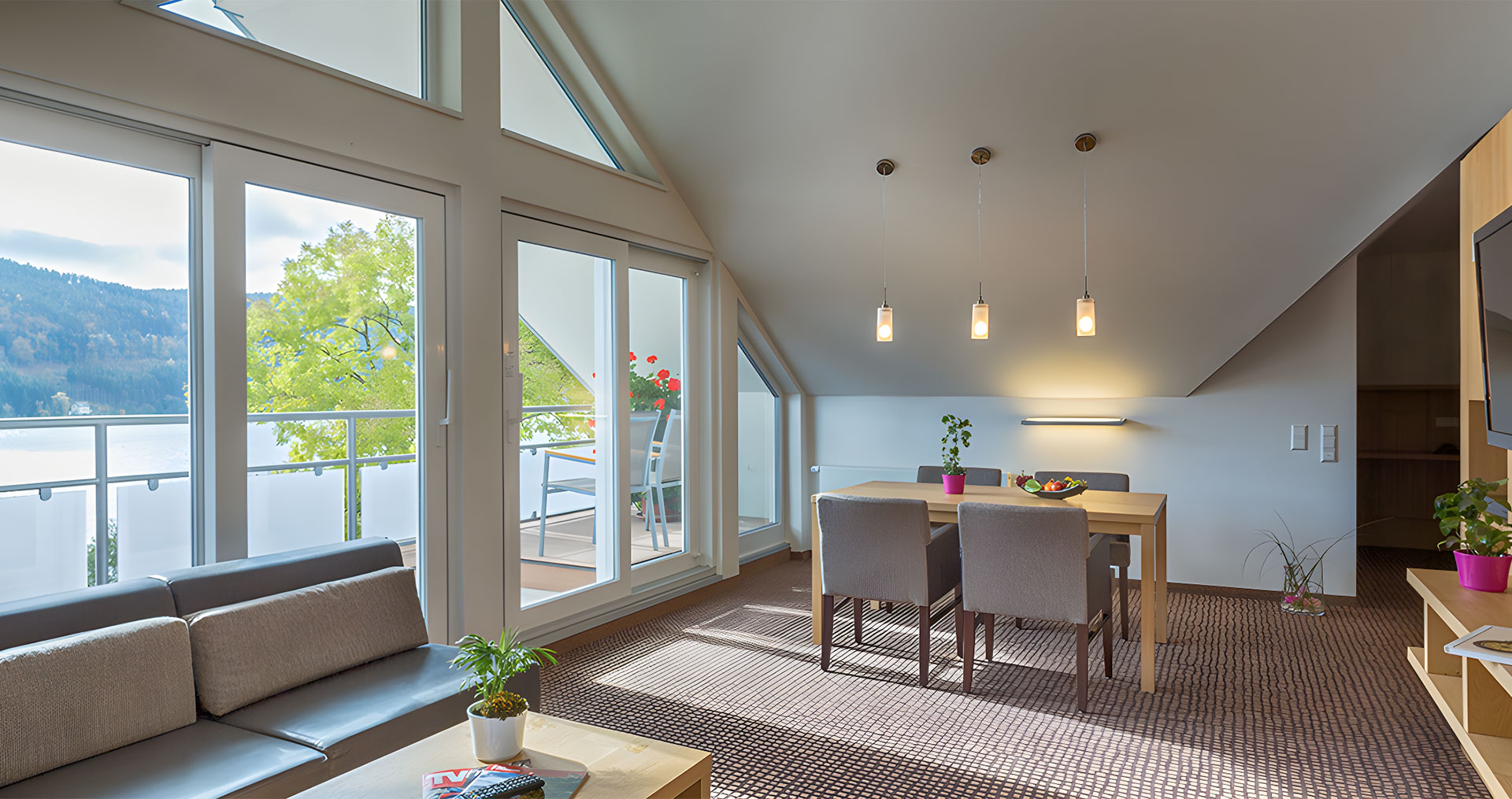 Sitzecke und Esszimmer vor großen Panoramafenster