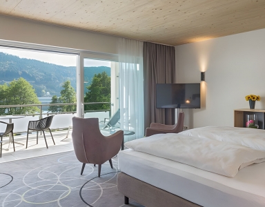 Blick vom Bett auf die Terrasse und dem See