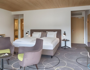 Ein weiterer Raum mit einem Doppelbett